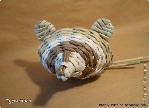 ​Енот из газетных трубочек