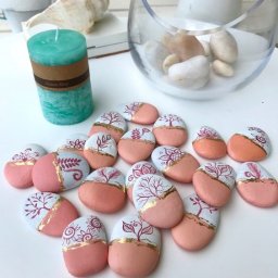 Интересные варианты росписи камней