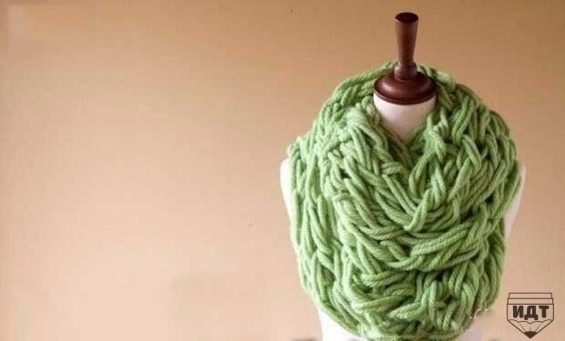 Необычное вязание руками объемного шарфа Необычное вязание руками объемного шарфа