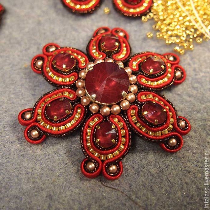 Сутажная брошь "Аленький цветочек"