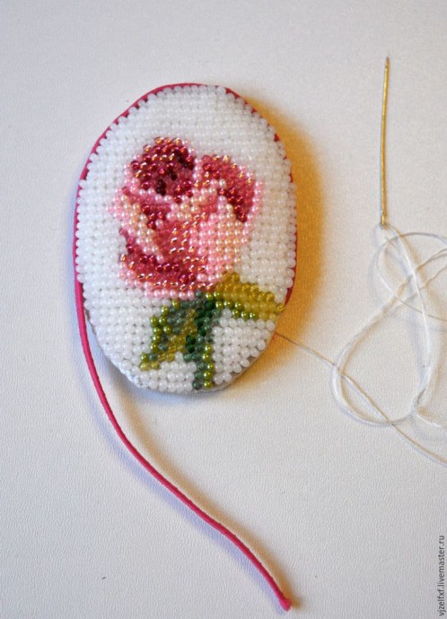 Маленькая брошь с вышивкой