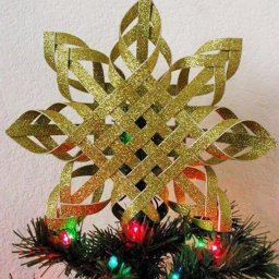 Объемная снежинка-верхушка на елку из красивых лент