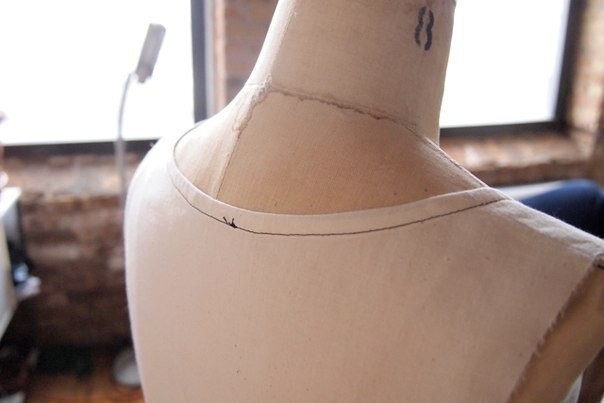 Обработка горловины косой бейкой