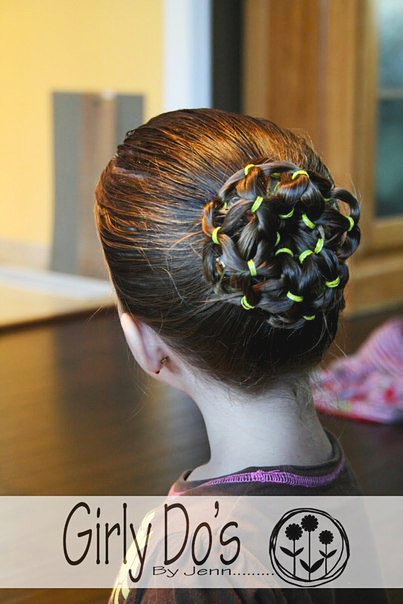 Сложная прическа легким движением руки