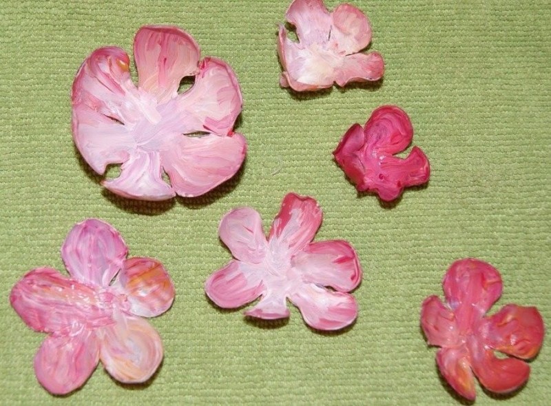 Вешалка с цветами из пластиковых бутылок