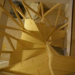 Винтовая лестница с наклонным столбом