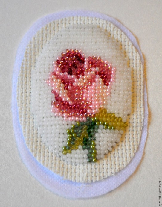 Маленькая брошь с вышивкой