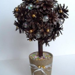 ​Топиарий из шишек