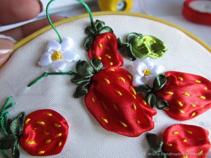 Вышивка клубники атласными лентами Вышивка клубники атласными лентами
