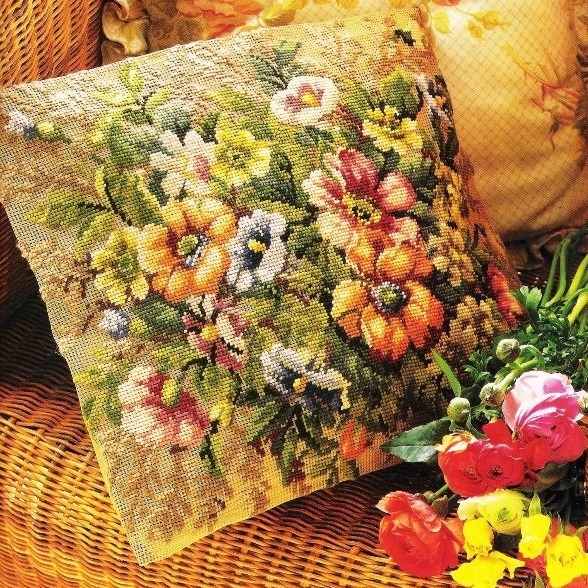 Вышивка очень красивой наволочки с цветами Вышивка очень красивой наволочки с цветами