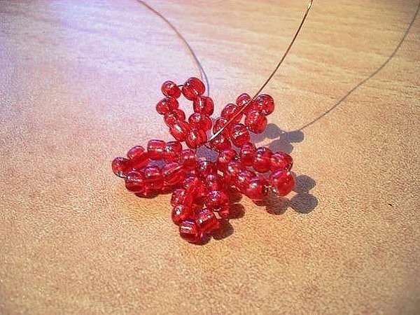 Земляника из бисера