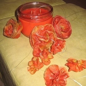 Декор свечи цветами из ленты