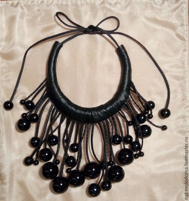 Колье из кожаного шнура и бусин