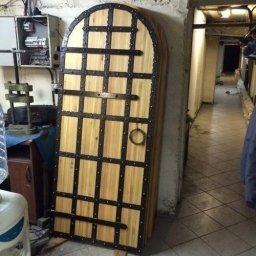 Самодельная дверь в средневековом стиле