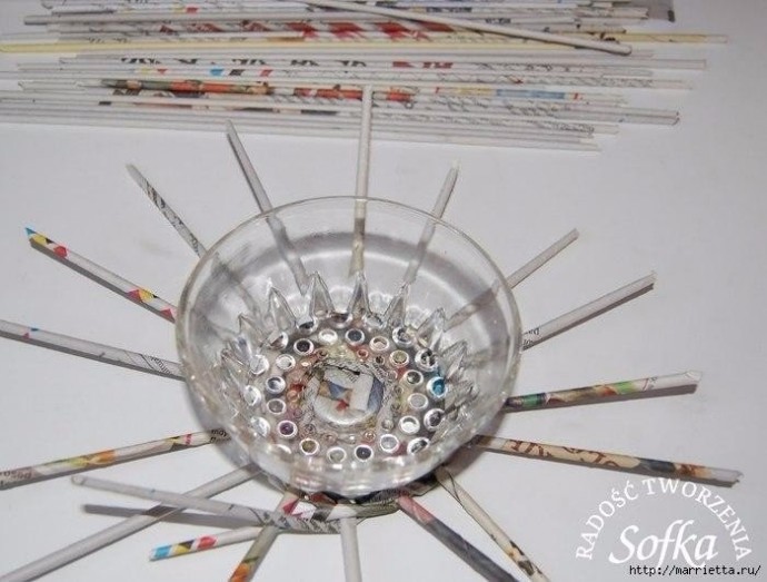 Симпатичная шкатулка из газетных трубочек