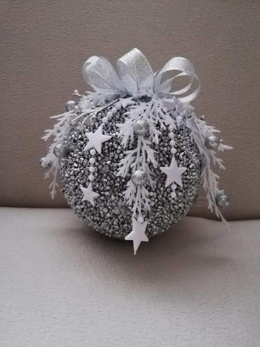 Варианты декора елочных шаров