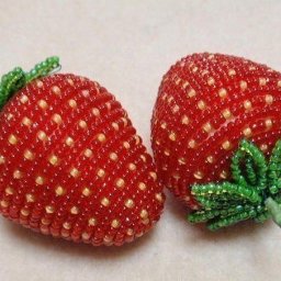 Клубничка из бисера