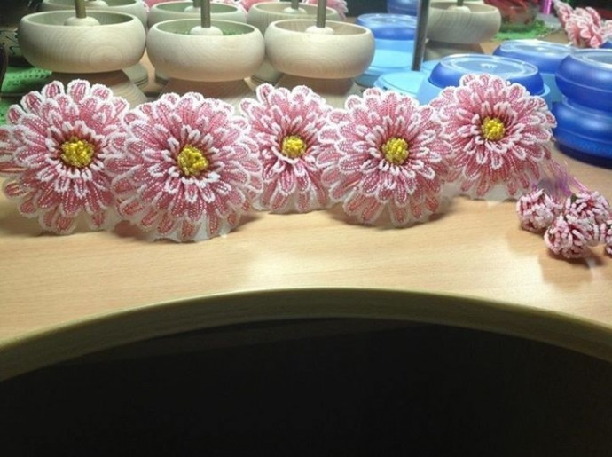 Роскошный цветок из бисера Роскошный цветок из бисера