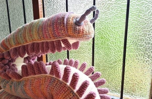 Многоножка на весь диван: идея для вдохновенного творчества