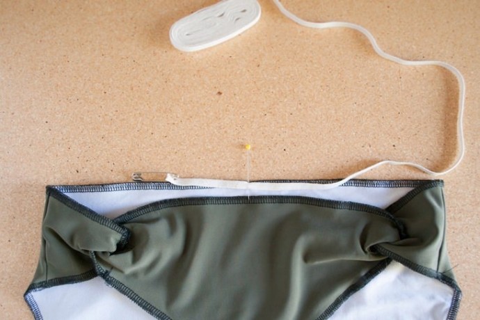 Как обработать края купальника резинкой