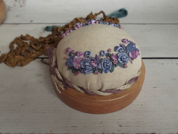 Игольница с вышивкой