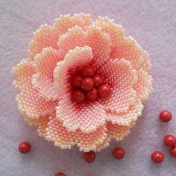 Маленький нежный цветок из бисера