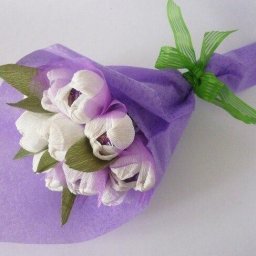 Цветы из гофрированной бумаги и конфет