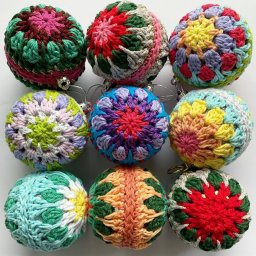 ​Забавные идеи вязаных ёлочных шаров