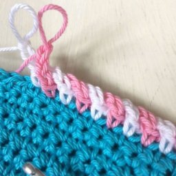 Двухцветная обвязка края крючком