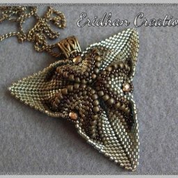 Красивый элегантный кулон из бисера разного размера