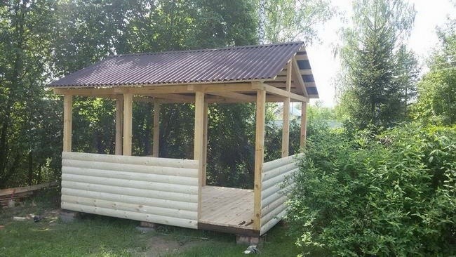 Строительство красивой беседки с двускатной крышей из шифера своими руками