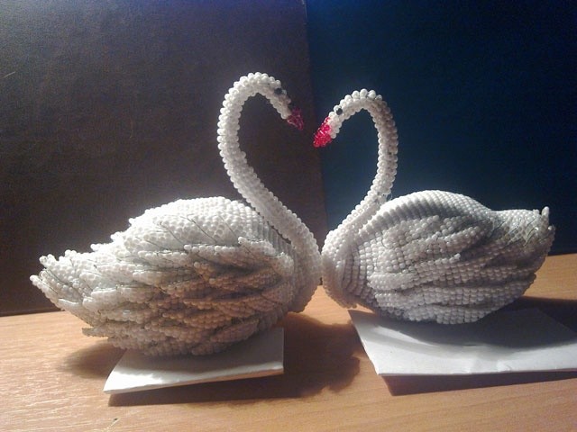 Лебедь из бисера или мелких бусин