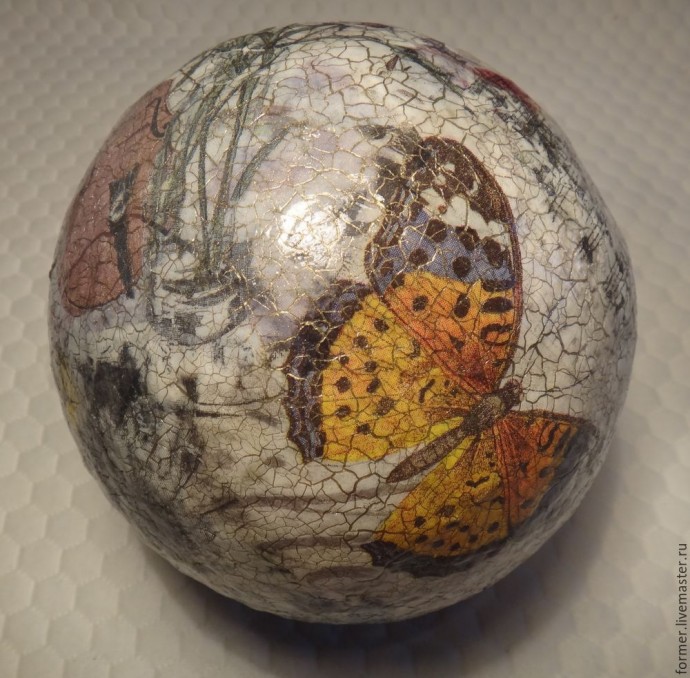 Большой декоративный шар из папье-маше