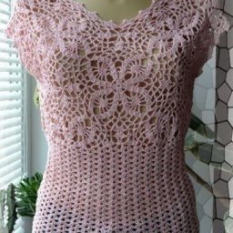 Розовый топ с ажурным лифом