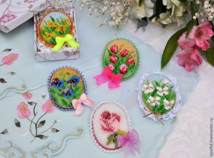 Маленькая брошь с вышивкой