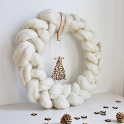 Минималистичные новогодние веночки из толстой пряжи