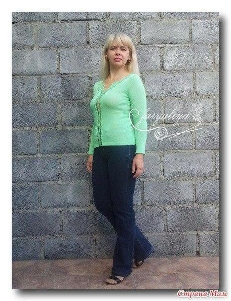 Необычный пуловер с ажурной спиной