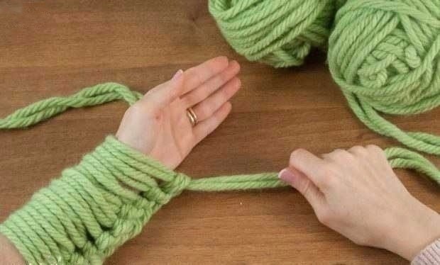 Необычное вязание руками объемного шарфа Необычное вязание руками объемного шарфа