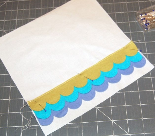 Радужная подушка с волнообразным узором