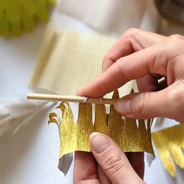 Настольная елочка из гофрированной бумаги