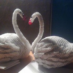 Лебедь из бисера или мелких бусин