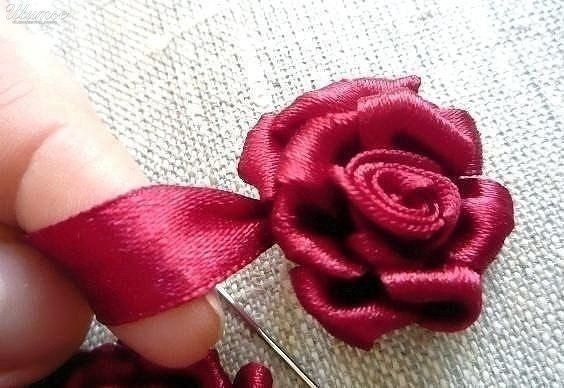​Роза в технике вышивки летами: мастер-класс