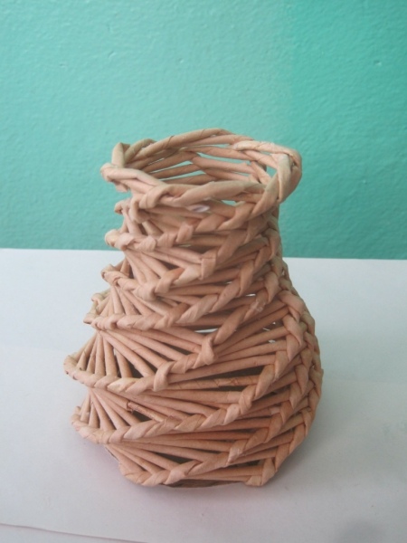 Вазочка из газетных трубочек