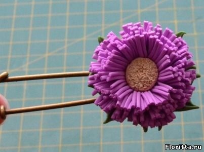 Брошь из полимерной глины в форме цветка