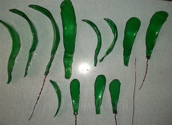 Цветы из пластиковых бутылок для сада