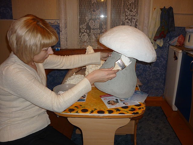 Грибочек для сада из монтажной пены