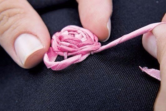 Объемная вышивка: розочка лентой