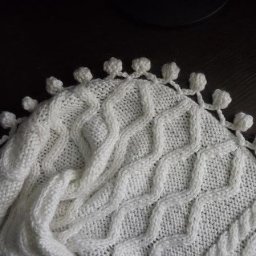 Обвязка края изделия помпонами