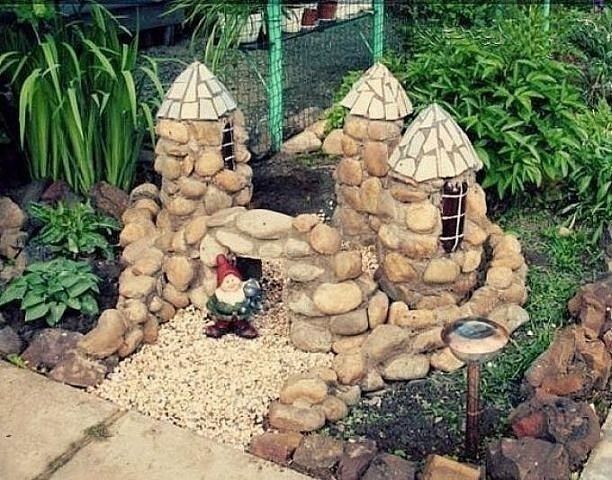 Оригинальная идея для декора сада: замки из пластиковых бутылок и камней