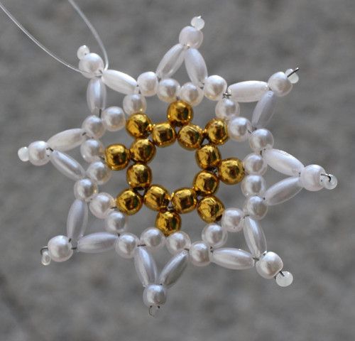 Плетенные из бусин снежинки Плетенные из бусин снежинки